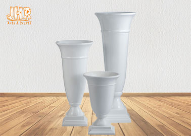 Vasi bianchi lucidi del pavimento dei vasi della Tabella del centro delle piantatrici dell'urna della vetroresina della tromba