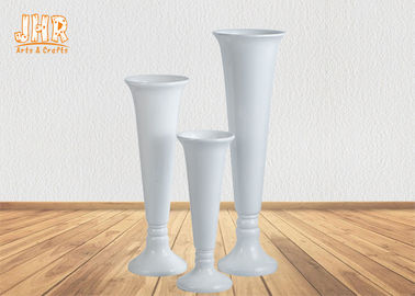 Vasi bianchi lucidi del pavimento delle piantatrici della vetroresina di forma della tazza per nozze domestiche dell'hotel