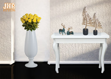 Bianco lucido della decorazione di nozze dei vasi del pavimento delle piantatrici della vetroresina di forma della tazza del vino