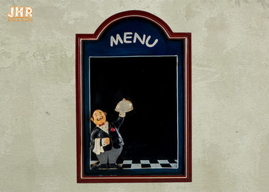 Bordo del menu incorniciato lavagne fissate al muro di legno nere per il ristorante