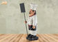 Figurina francese del cuoco unico di Polyresin della statua grassa decorativa del cuoco unico con le lavagne di legno