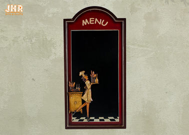 La mano che dipinge il menu decorativo di attaccatura di parete delle lavagne si imbarca sulla decorazione del ristorante