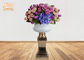 Vaso di fiore bianco lucido della vetroresina con i vasi del pavimento del piedistallo della foglia di oro