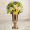 La mano ha elaborato il colore brillante dell'oro della piantatrice della vetroresina dei vasi da fiori